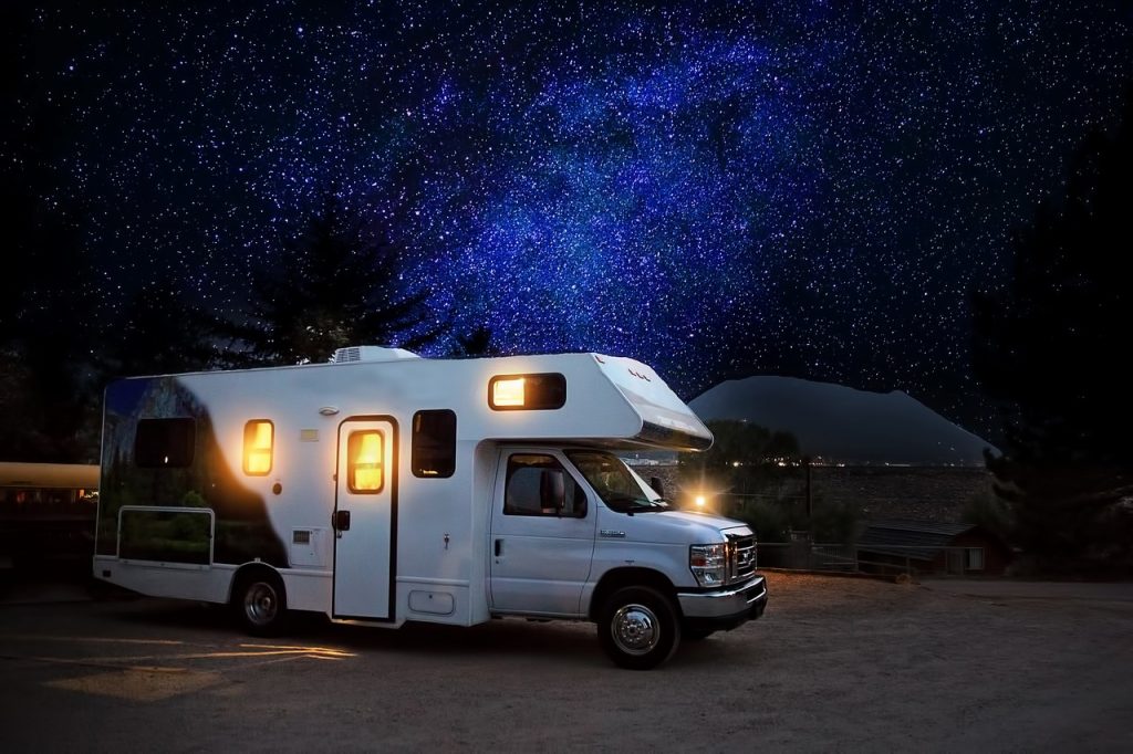 Camper onderhoud controle: monteur inspecteert essentiële onderdelen zoals gasinstallatie en chassis