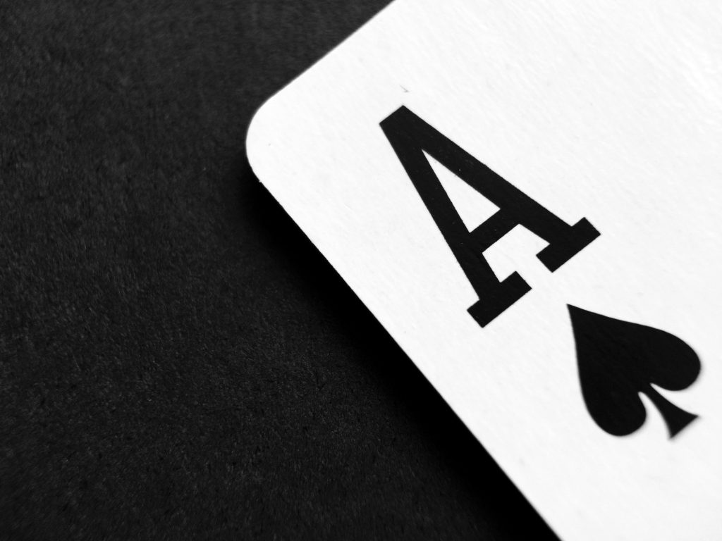 Verschillende pokersets voor samenstellen: chips, kaarten, buttons en dobbelstenen op tafel