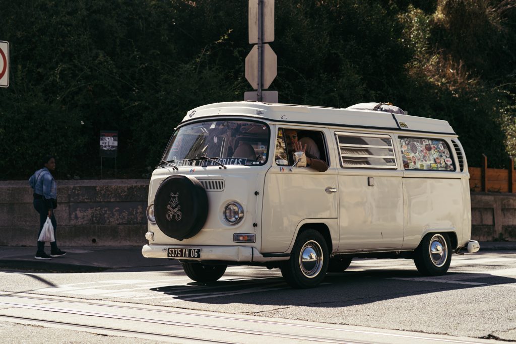 Blauw-wit hippie busje huren perfect voor bruiloften en vakanties - klassieke VW retro bus