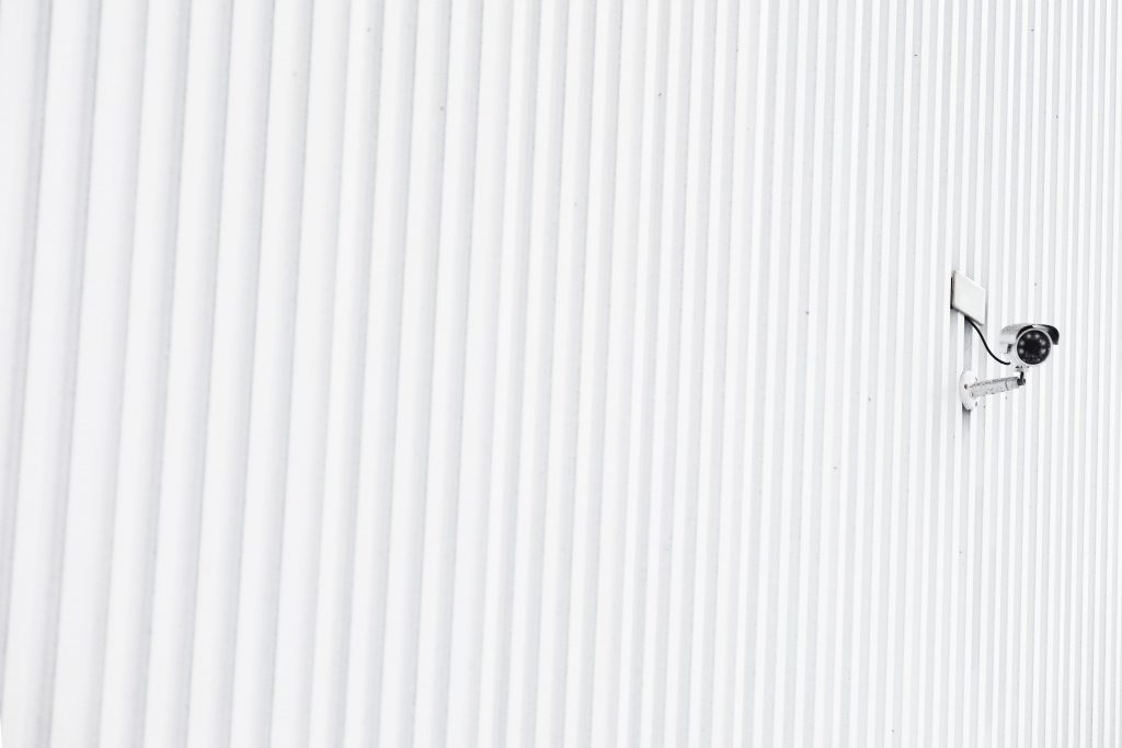 IP CCTV camera voor huisbeveiliging met modern design en WiFi-connectiviteit voor bewaking via smartphone