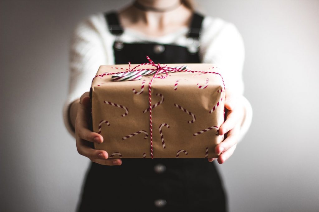 Geraffineerde kerstdecoratie ideeën: kunstboom, kerststukjes en creatieve tafelversieringen voor een elegante kerstsfeer thui