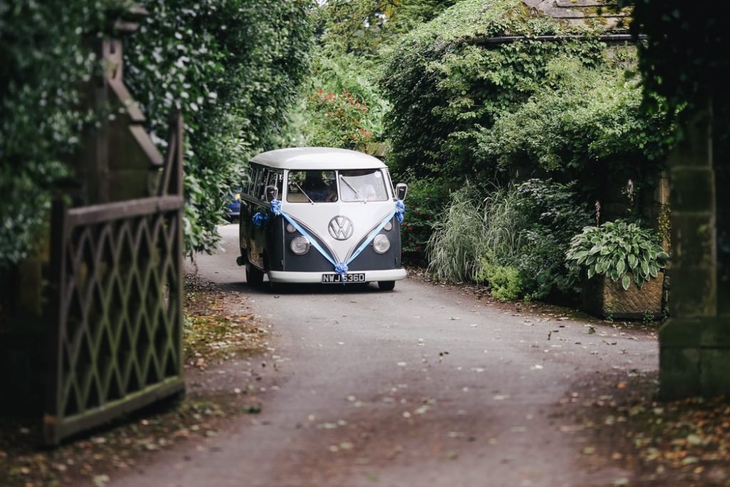 Professionele trouwauto huren: klassieke oldtimer versierd met decoratie voor bruiloft