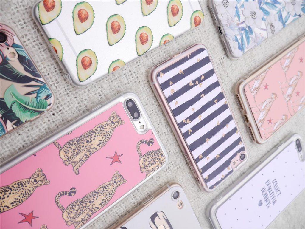 Collectie telefoonhoesjes in verschillende materialen en kleuren voor telefoonbescherming