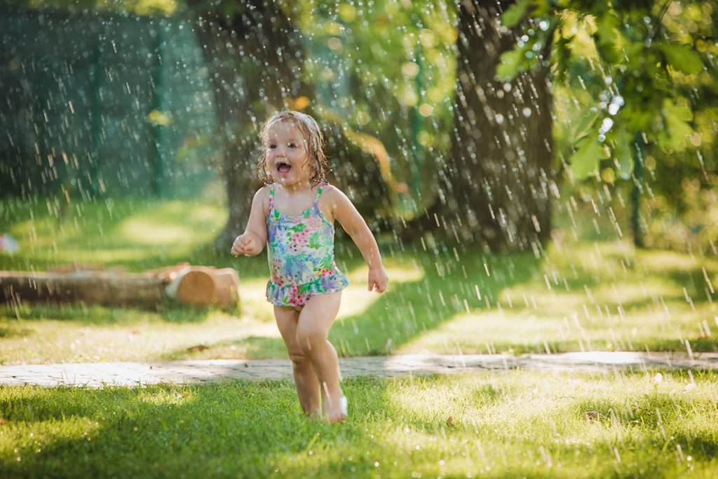 Kleurrijke play center waterspeelcentrum met speelelementen voor kinderen in de tuin