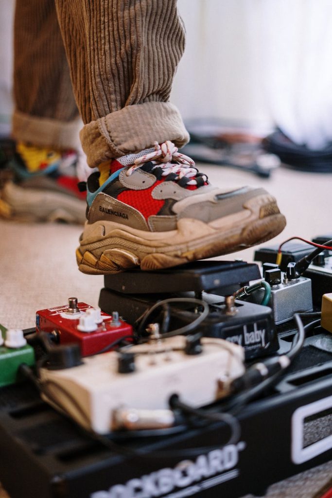 Online kinderschoenen: kind met nieuwe schoenen, voeten meten en groeiende maten