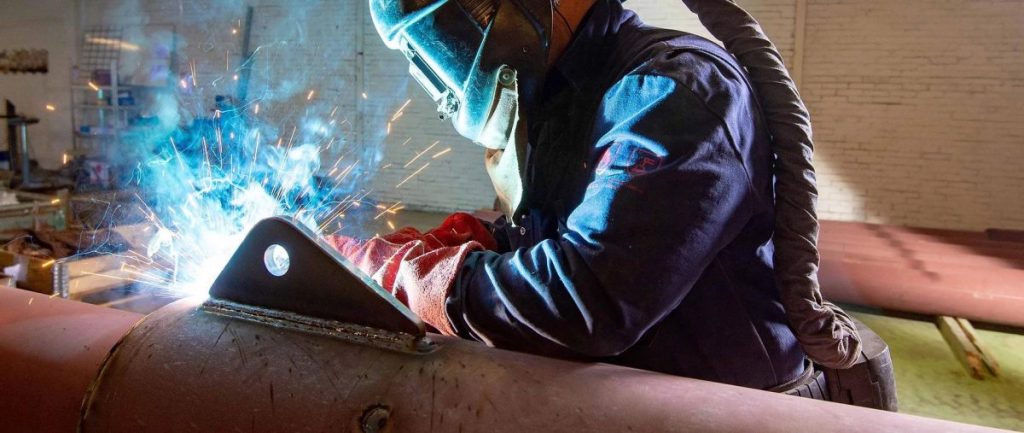 EAZ toekomstvisie: illustratie over duurzame stroomopwekking en groene energiebronnen voor huizen en boerderijen