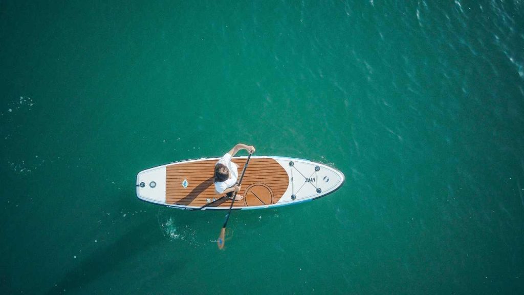 Supboard bij Amsterdam met suplocaties in achtergrond, ideale plek voor suppen in de stad