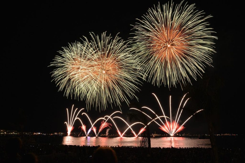 Vuurwerk boven Amsterdam tijdens Oud en Nieuw viering met verlichte Magere Brug