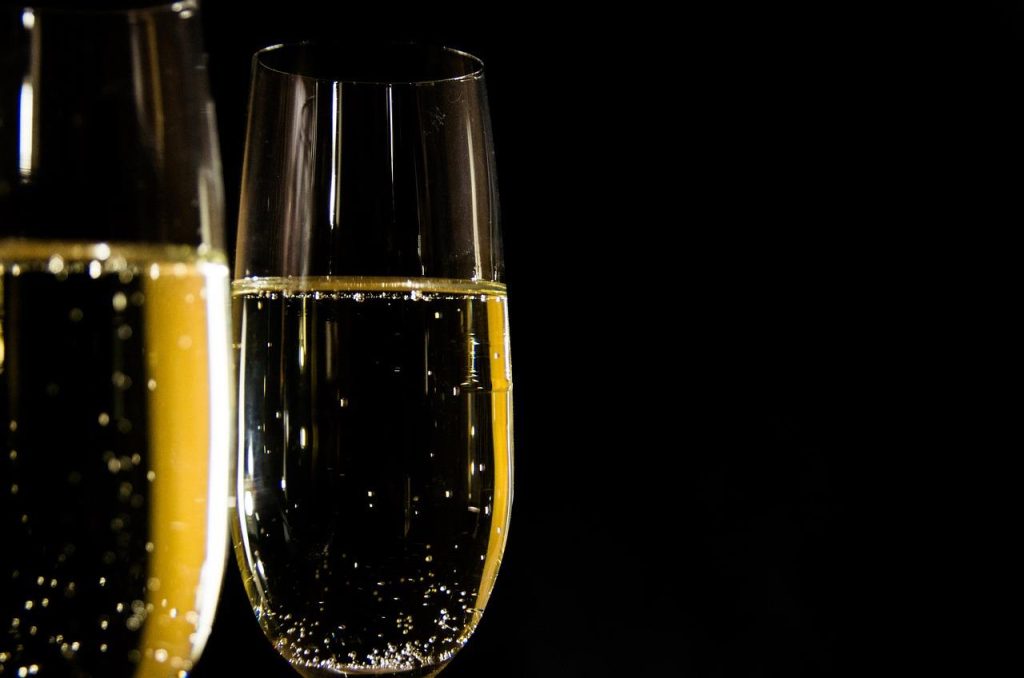 Elegant uitgeruste champagnetoren voor bruiloften en feestelijke evenementen met elegante glazen arrangement
