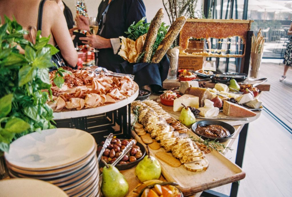 The Eet-team team presenteert catering voor uw bedrijfsfeest in Amsterdam met biologische borrelhapjes