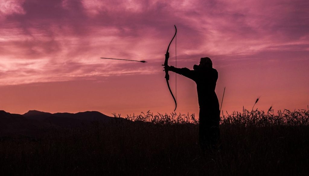 Spelers tijdens Archery Attack met beschermende maskers en bogen in arena met obstakels