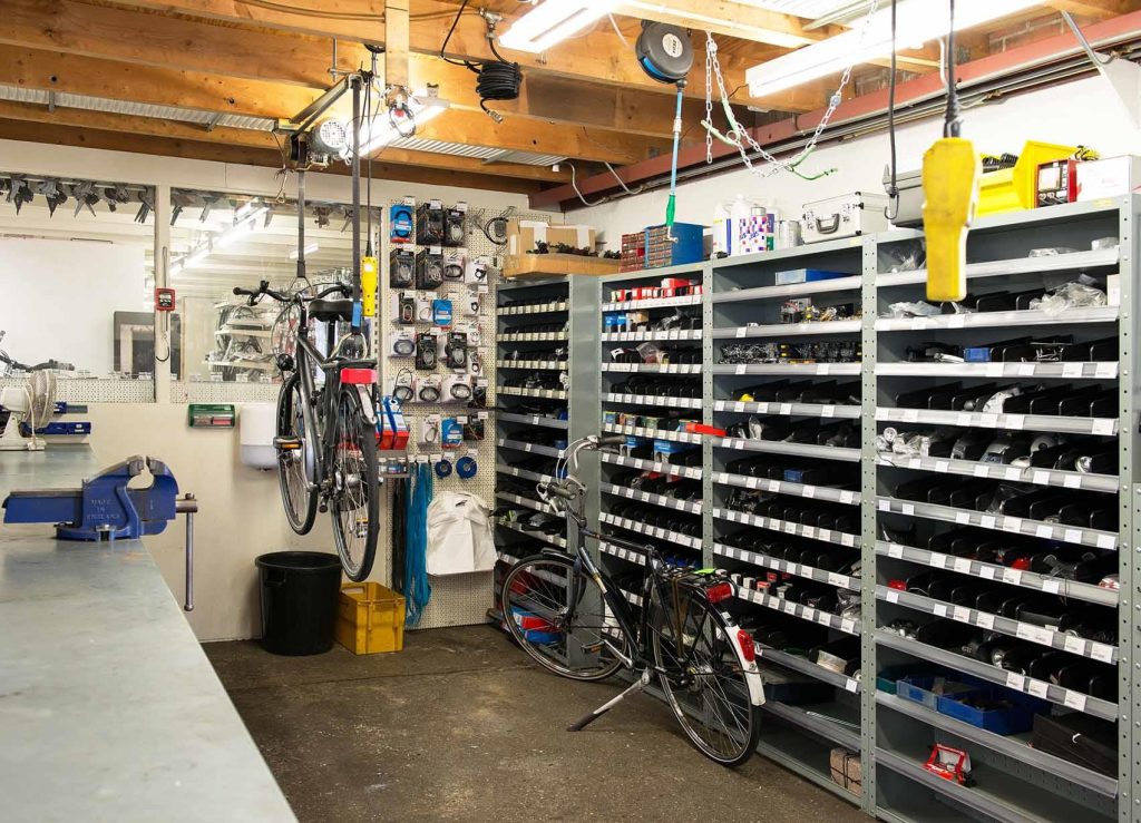 Professionele fietswerkplaats met gereedschap voor fietsenmaker Groningen diensten en reparaties