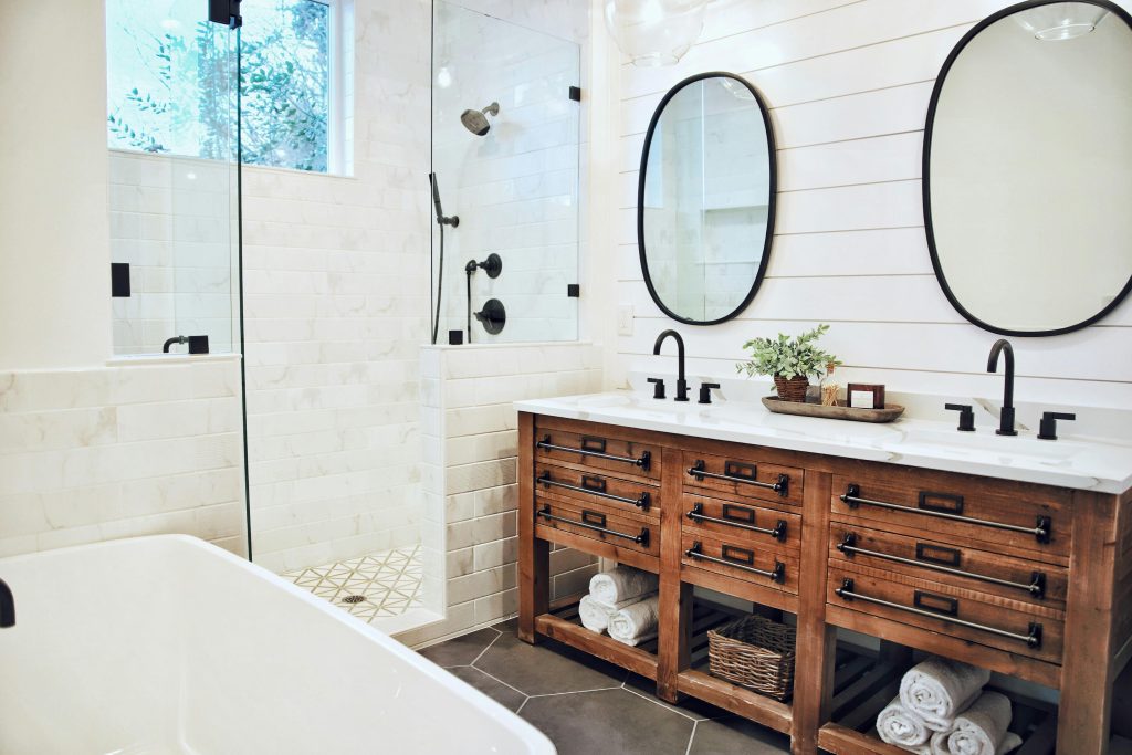 Moderne badkamerrenovatie met grootformaattegels in neutrale kleuren en minimalistische inrichting