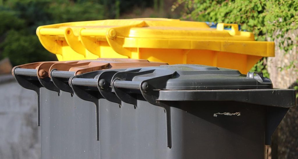 Verschillende rolcontainers voor scheiding van bedrijfsafval in Amsterdam