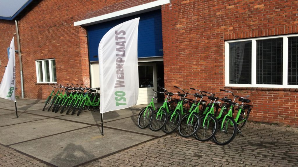 Fietser op een huurfiets verkent de prachtige grachten en historische straten van Groningen