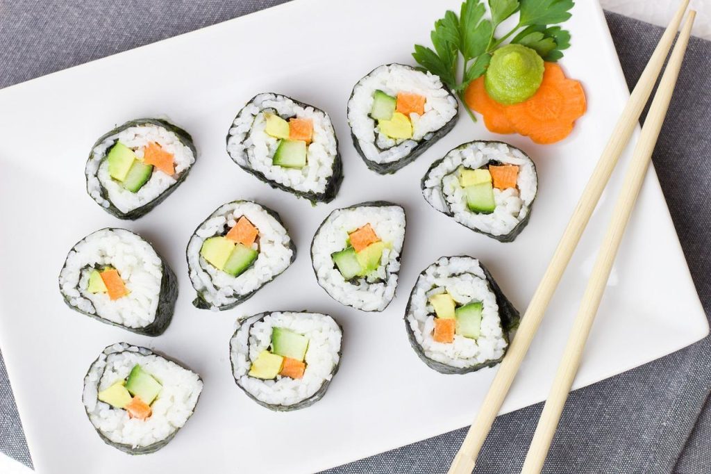 Sushi gerecht met eetstokjes waarom eet je sushi met stokjes en de traditionele Japanse eetmethode