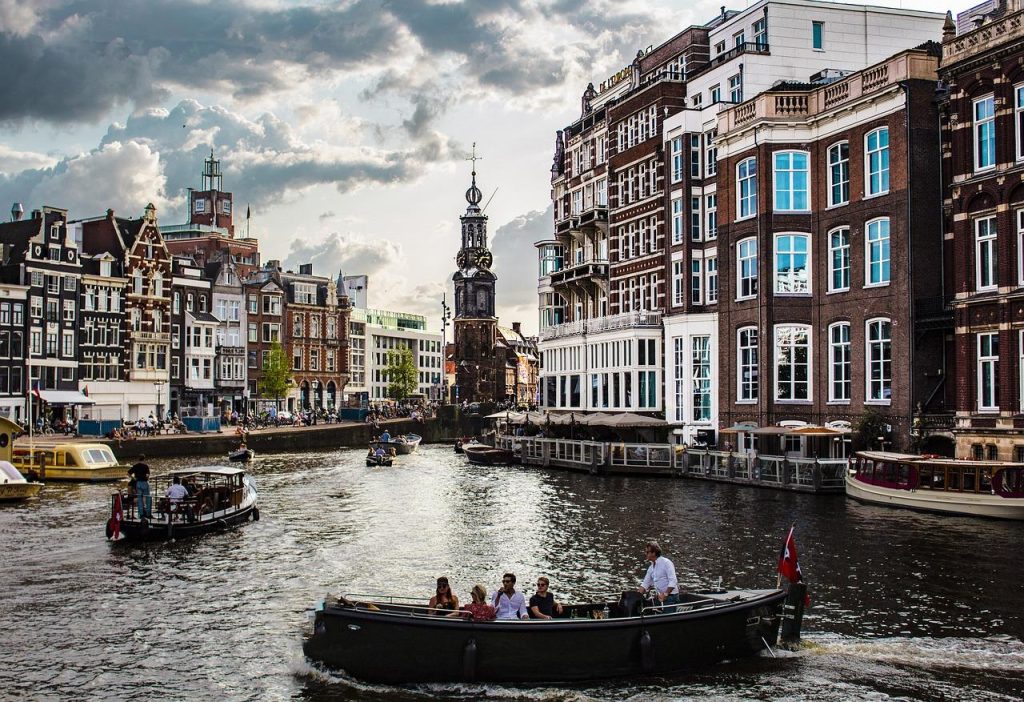 Amsterdam grachten en skyline symboliseren de aantrekkingskracht voor verhuizen naar Amsterdam