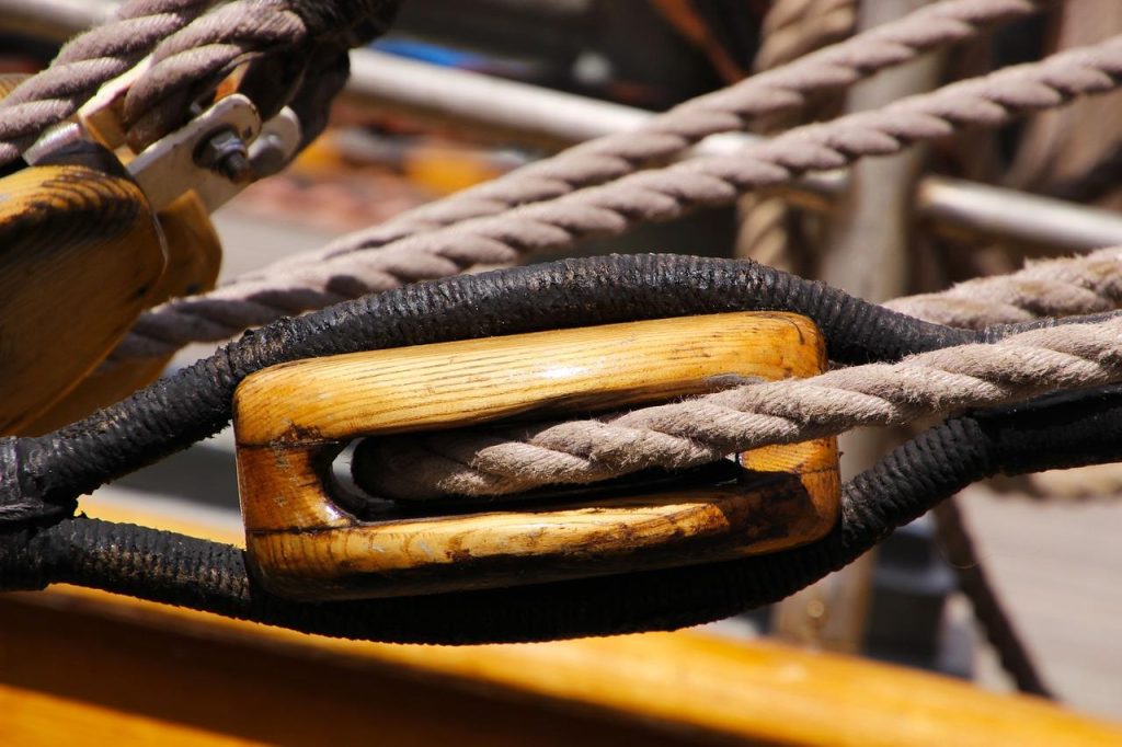Specialist voert keuring uit van hijs- en hefmiddelen voor veiligheid en compliance