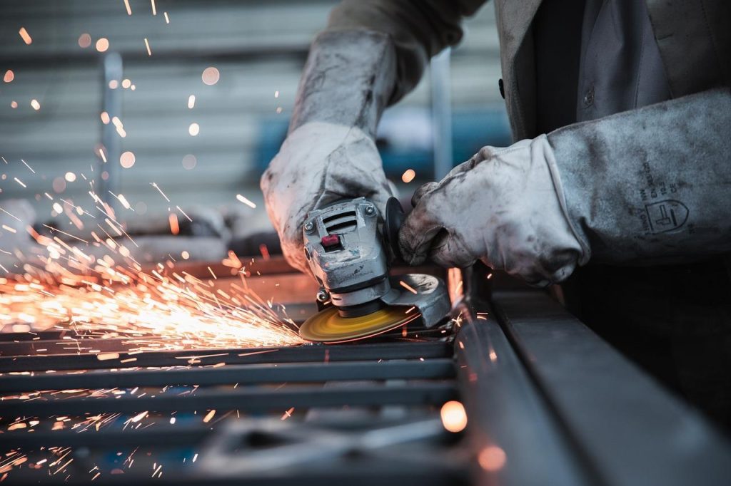 Moderne fabrieksvloer met efficiënte productieprocessen, automatisering en kwaliteitscontrole voor hoogwaardige producten