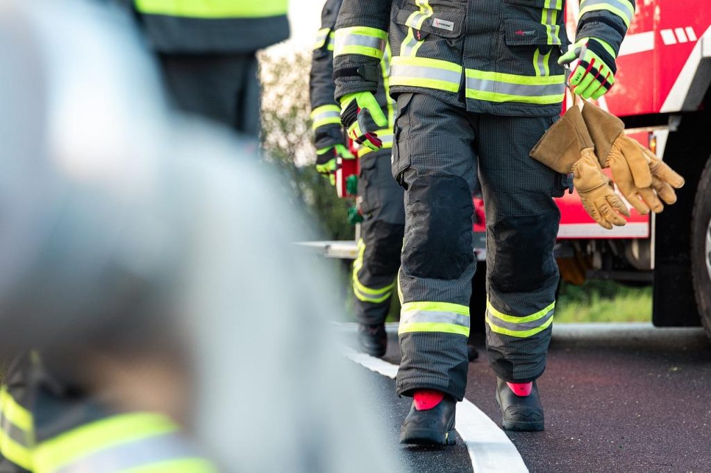 Informatiebanner over noodgeval in Delft met veiligheidsadvies voor toeristen en inwoners