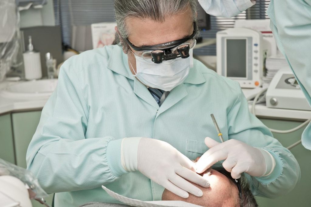 Tandarts Amsterdam Zuid legt uit hoe je een stralende glimlach bereikt door regelmatige controles en goede mondhygiëne