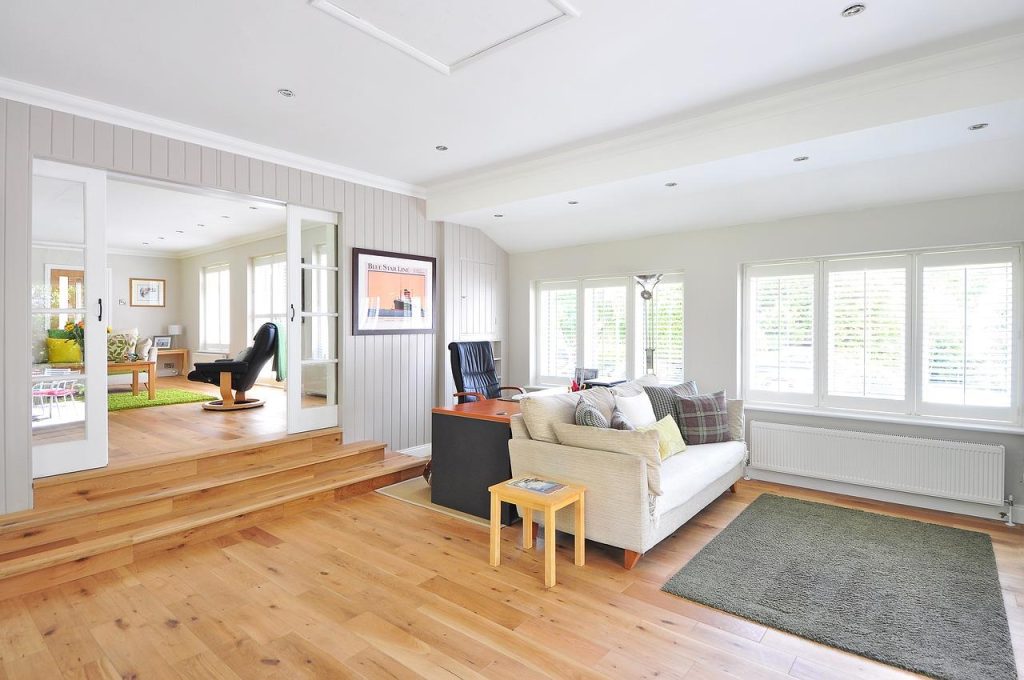 Overzicht van verschillende type vloeren in huis inclusief hout, laminaat, vinyl, tegels en kurk vloeren