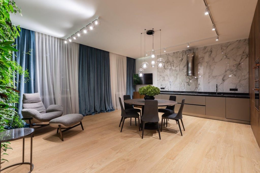 Moderne railverlichting, inbouwspots en opbouwspots in een gezellige woonkamer voor optimale verlichting en sfeer