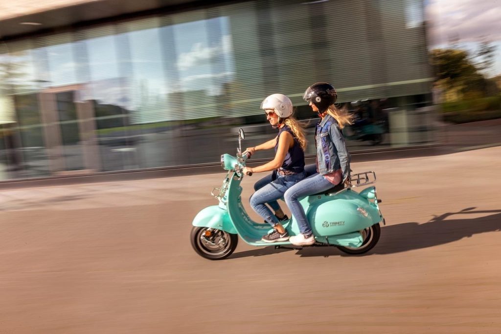 High-end mobiliteitsoplossing met moderne elektrische scooter en motor met geavanceerde technologie voor duurzaam vervoer