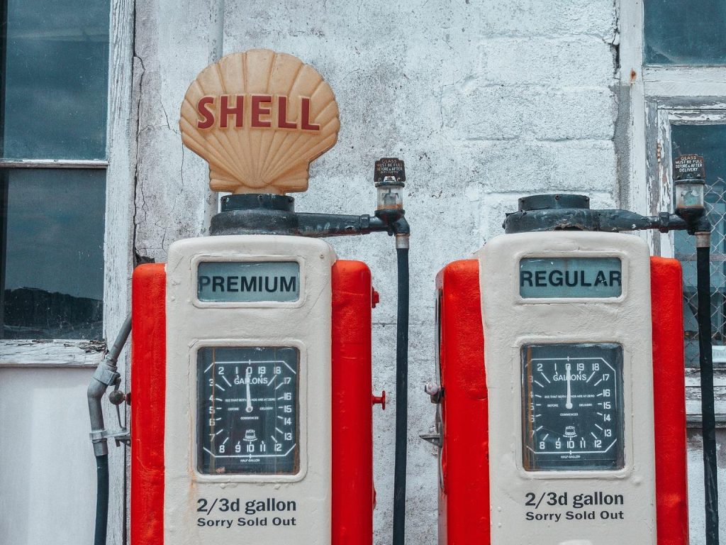 Benzinestation in Maassluis met gemakswinkels, autowasstraat en oplaadpunten voor elektrische voertuigen