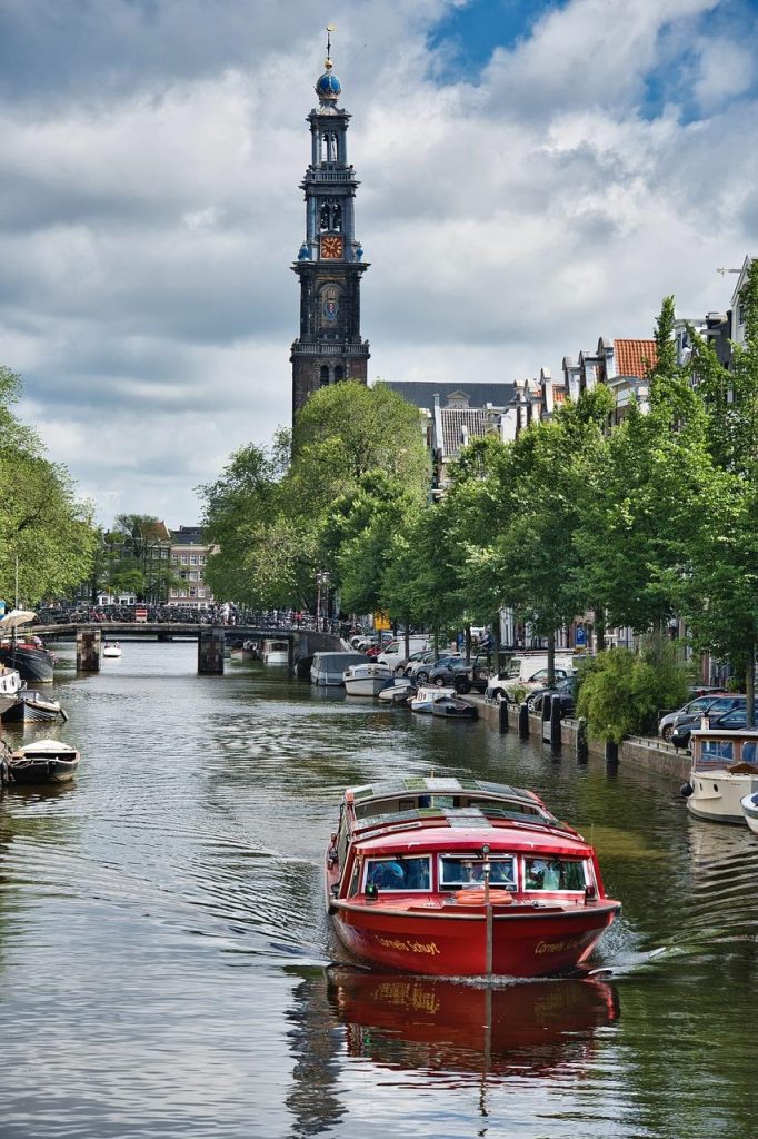 Rondvaart in Amsterdam met groep bedrijfsmedewerkers die genieten van een teambuilding activiteit op het water