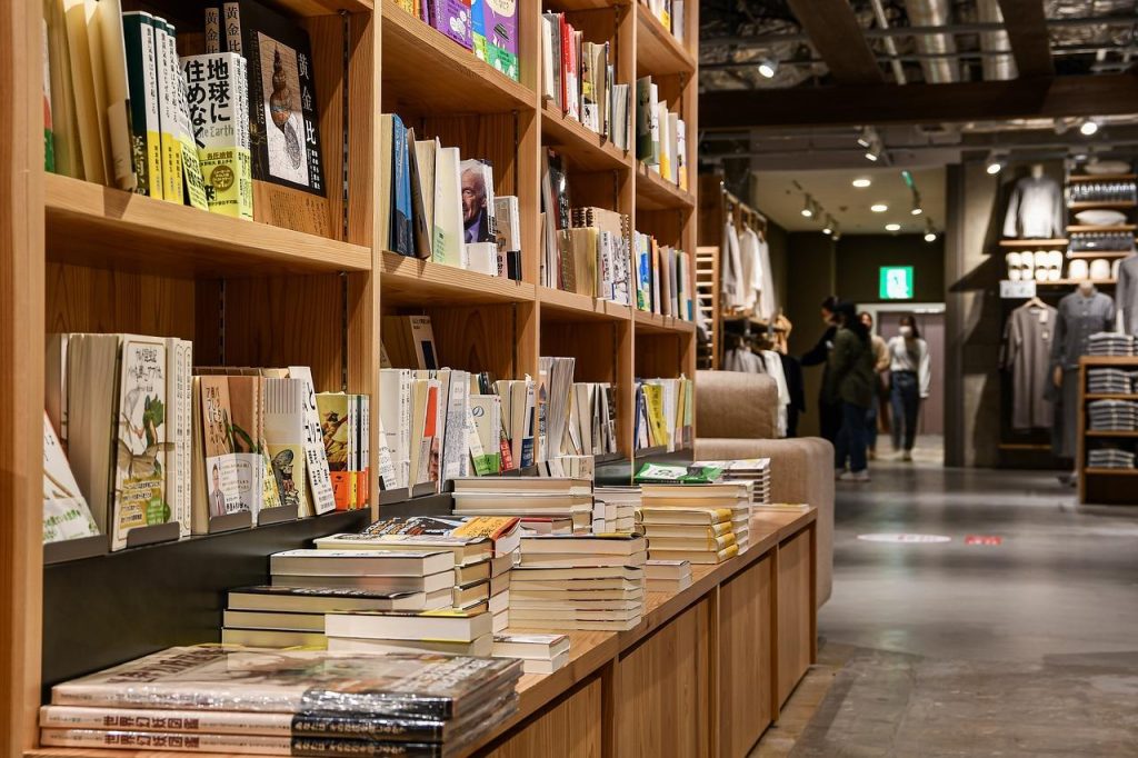 Boekhandel in Oldenzaal met rijen boekenkasten vol klassieke en moderne werken voor boekenliefhebbers