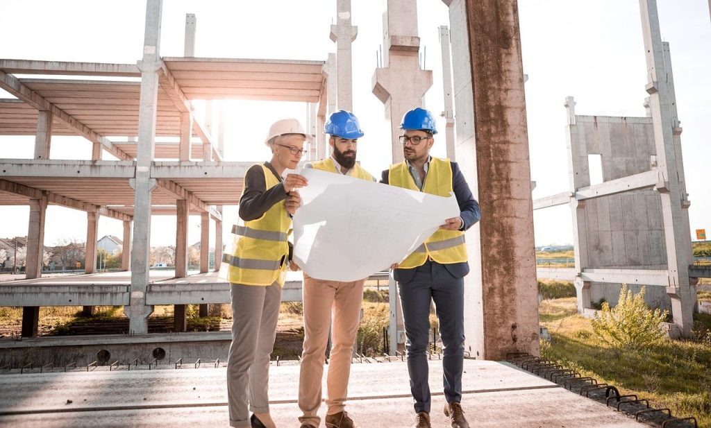 Laadbridge en brandwerende wandluiken als essentiële elementen voor veilige en efficiënte bedrijfsomgeving in logistiek