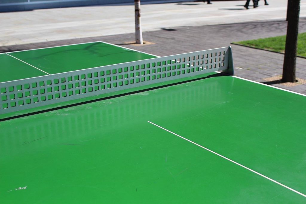 Tafeltennistafel als leuke en actieve toevoeging voor thuis of kantoor met spelers in actie