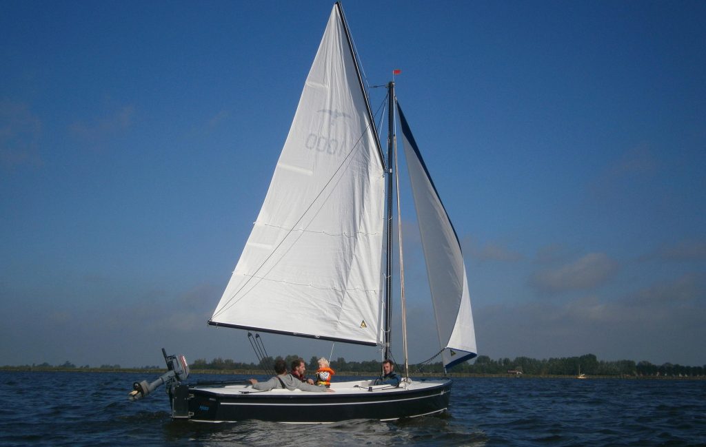 Hoora bootverhuur in Heeg met diverse zeilboten en sloepen voor watersportactiviteiten op de Friese meren