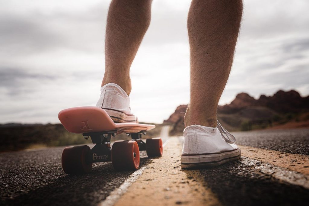 Jonge skateboarder kiest het perfecte board voor eerste avontuur op skateboard met verschillende soorten boards op achtergron