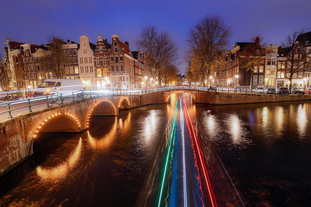 Verkeersregelaar zorgt voor effectieve verkeerssturing en veiligheid in drukke stadsgebieden