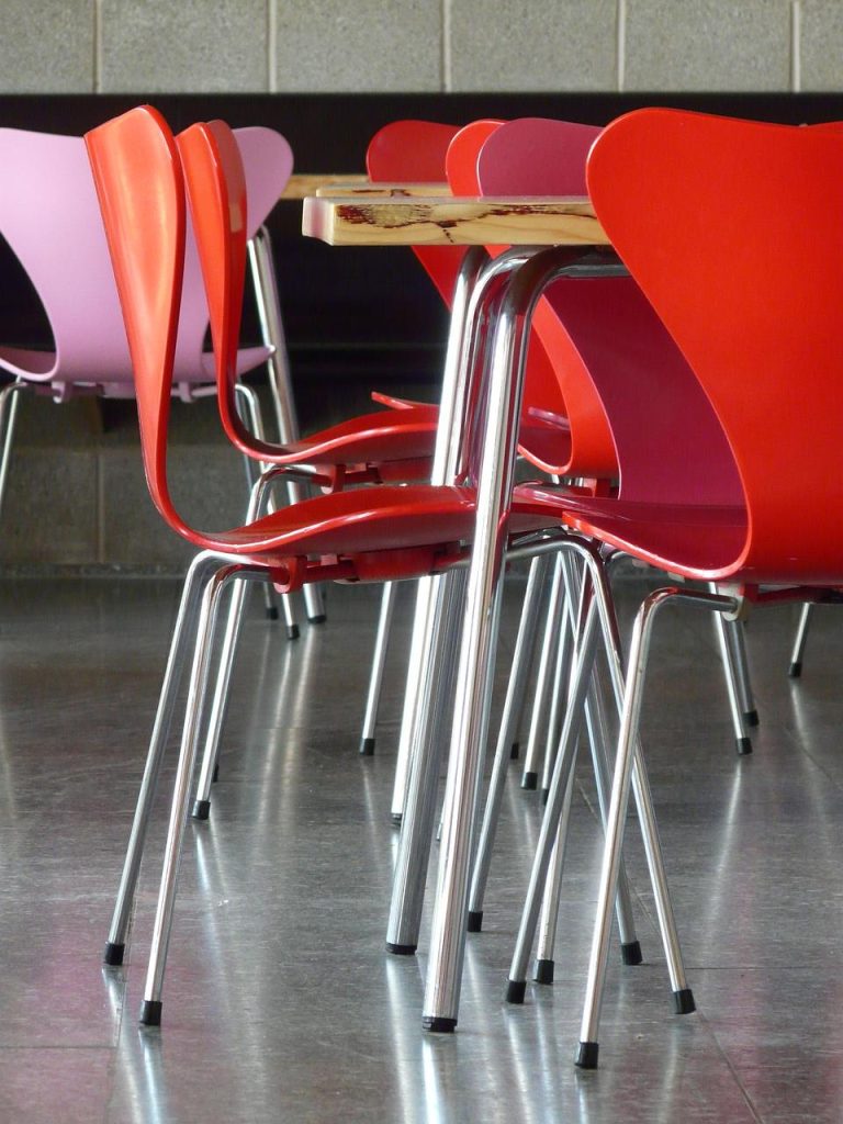 Moderne inrichting van schoolkantine met loungehoeken en maatwerk zitplekken voor studenten