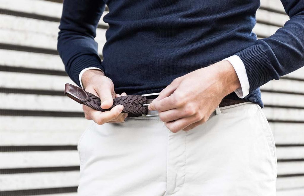Highbuckle riem zonder gaatjes met innovatief vergrendelmechanisme in zwart leer, demonstreert de moderne verstelbaarheid