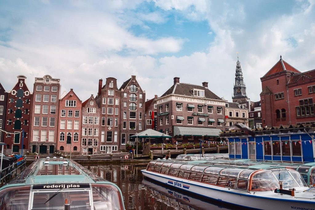 Historisch Amsterdams grachtenpand dat onderhoud nodig heeft voor behoud van de karakteristieke architectuur