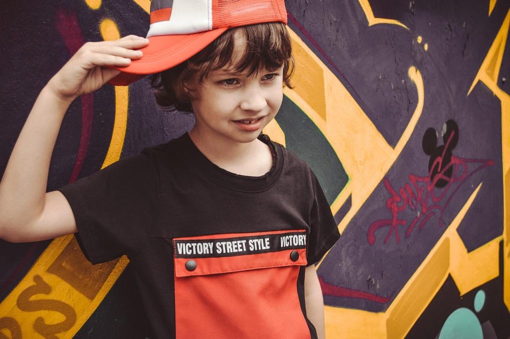 Kinderen in duurzame kleding van biologisch katoen en gerecycled materialen, geperfectioneerd voor een duurzame garderobe