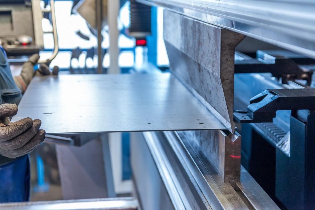 Professionele plaatwalsmachine verwerkt metalen plaat voor precisiebewerking in metaalbewerking