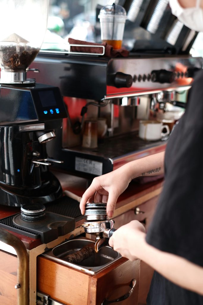 Koffiemachineonderhoud met schoonmakingsmateriaal voorkomt energieverspilling en verliest kostenbesparing door regelmatige re