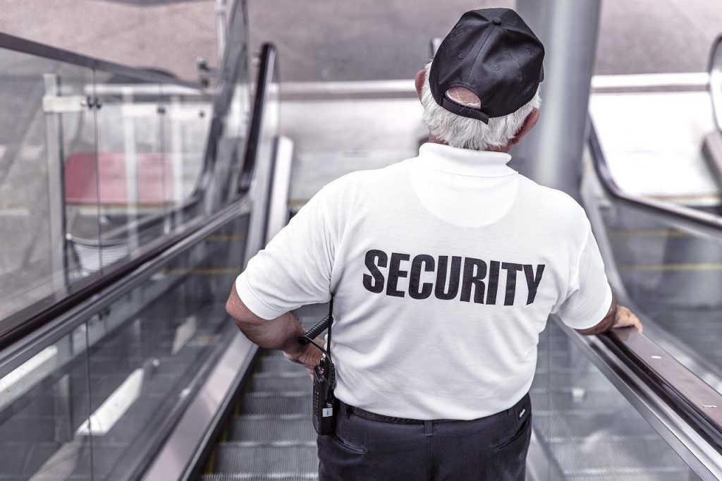 Professionele beveiligers handhaven veiligheid en crowd management op een druk Amsterdam evenement