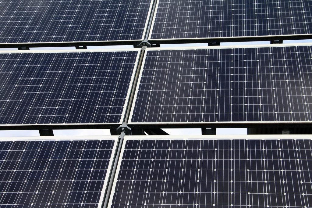 Hybride aggregaat met zonnepanelen en batterijopslag voor duurzame stroomvoorziening op bouwplaatsen