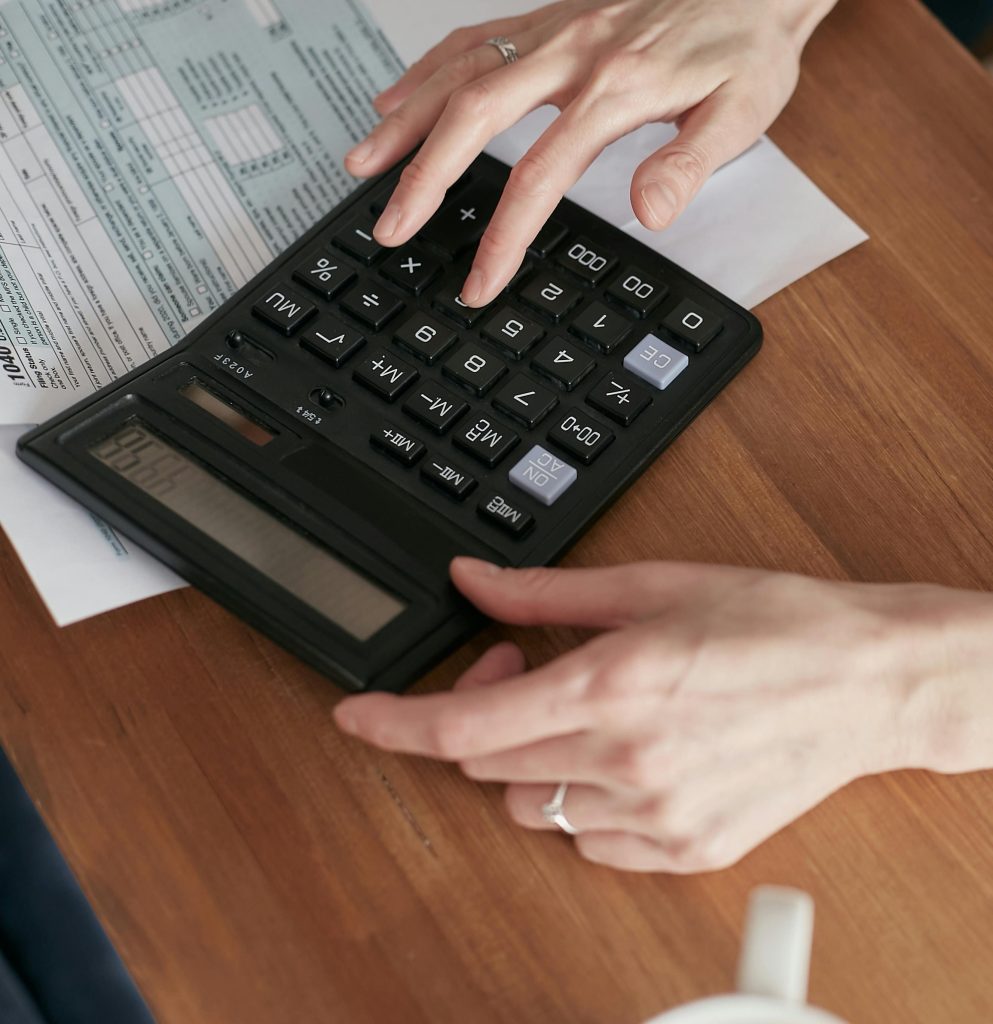 Ondernemer werkt aan fiscale planning en belastingaangiften met focus op fiscale wetgeving compliance