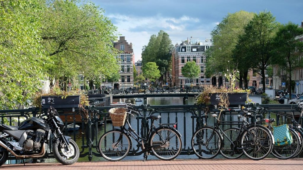 The Diamond boetiekhotel aan het Leidseplein in Amsterdam met uitzicht op het bruisende plein en omringende theaters en cafés