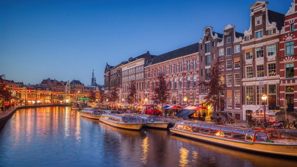 Neonreclame van de legendarische Heineken Hoek, een iconisch café in Amsterdam op het Leidseplein