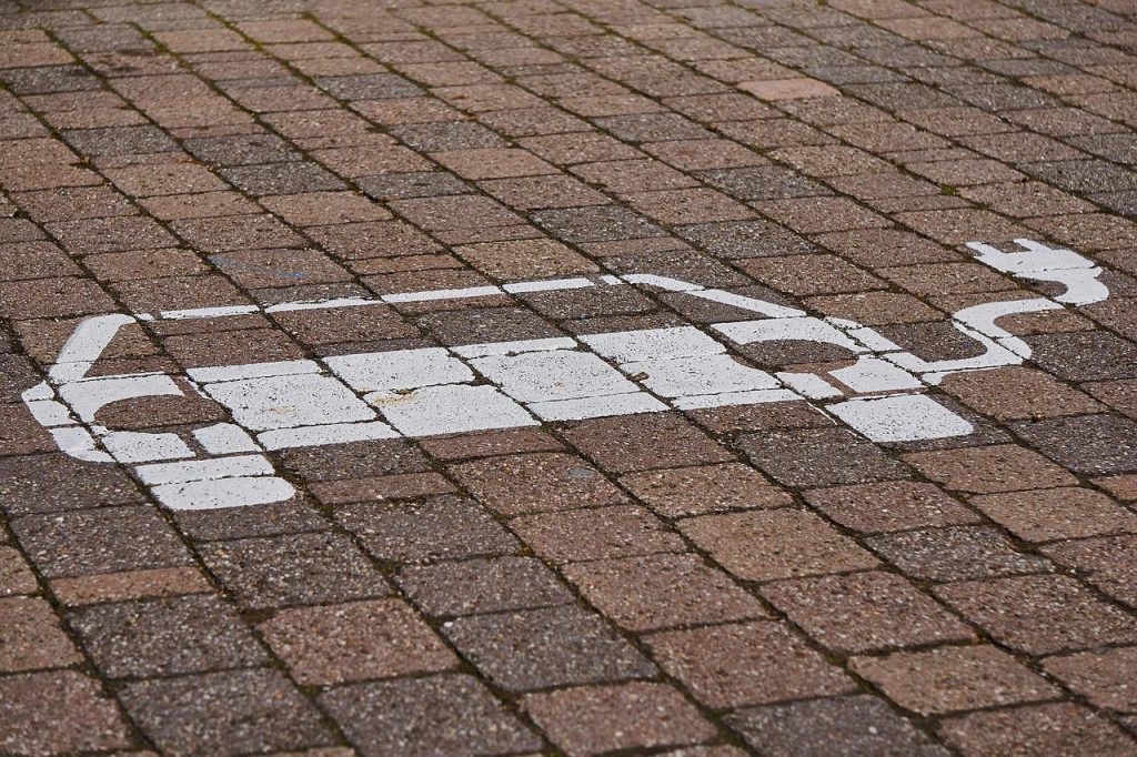 Snellaadstation bedrijf met elektrische voertuigen die snel opgeladen worden op bedrijfsterrein