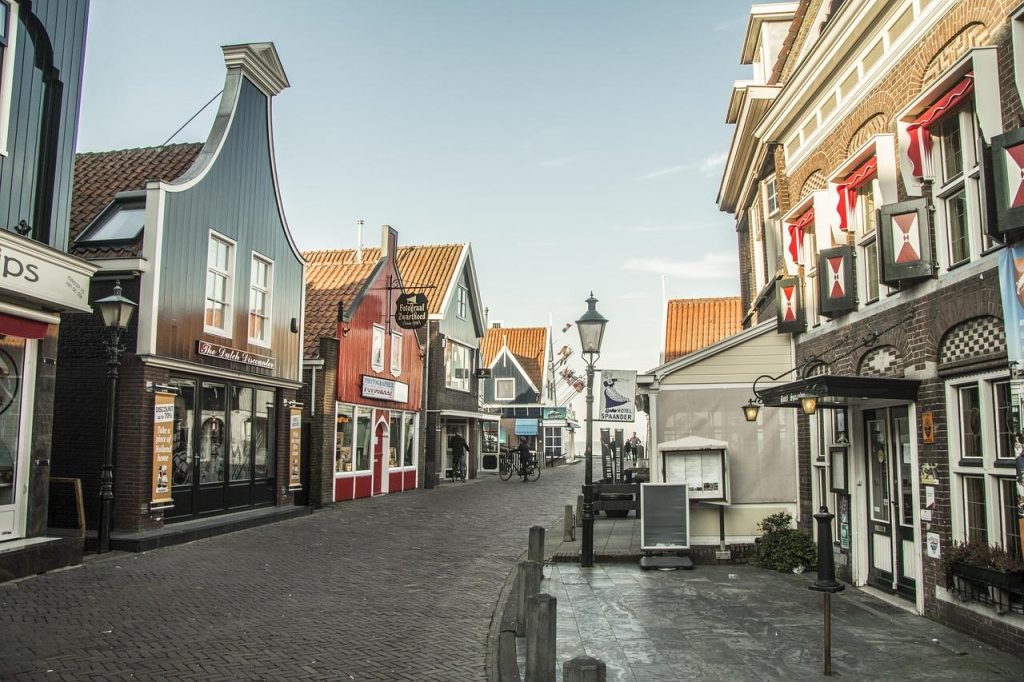 Mooi gezicht op het brede strand en duinen van Noord-Holland, ideaal voor een paar dagen vakantie met aantrekkelijke vakantie