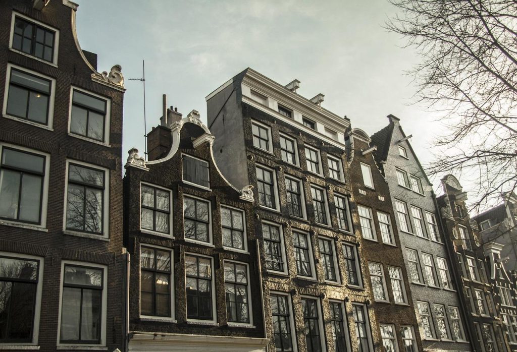 Grachten en grachtenhuizen in Amsterdam centrum met historische huizen en bruggen